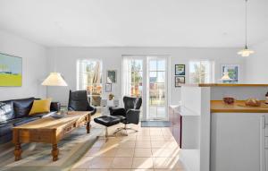 布罗Stunning Home In Brenderup Fyn With Wifi的厨房以及带桌椅的起居室。