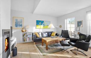 布罗Stunning Home In Brenderup Fyn With Wifi的带沙发和壁炉的客厅