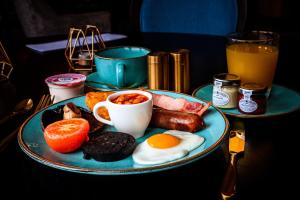 兰迪德诺兰迪德诺贝尔蒙特酒店的桌上的一盘早餐食品