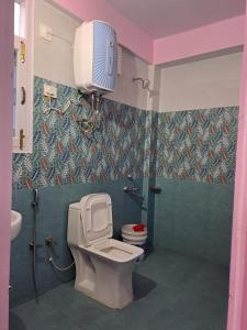 西姆拉Shimla Hills Apartments 2BHK的浴室配有白色卫生间和盥洗盆。