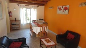 玛德琳港Casa Las Calas的一间带桌椅的客厅和一间用餐室
