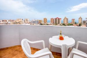 福恩吉罗拉Veramar Aparthotel的美景阳台配有白色的桌椅