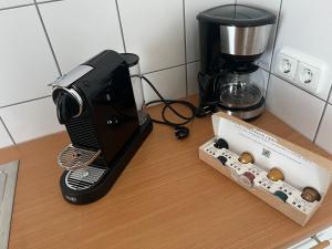 萨尔斯塔特Ostertor的黑色咖啡壶和柜台上的盒子