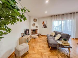 维亚纳堡Comfortable apartment in Viana do Castelo的客厅配有沙发和桌子