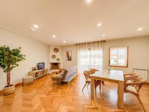 维亚纳堡Comfortable apartment in Viana do Castelo的客厅配有桌椅和沙发