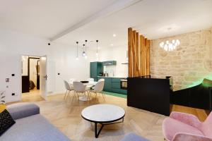 巴黎Pick A Flat's Apartments in Place des Vosges - Rue de Birague的客厅配有沙发和桌子