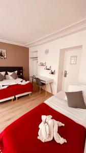 巴黎杰夫酒店的酒店客房,配有两张床,床上配有毛巾