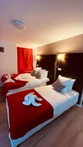 巴黎杰夫酒店的两张位于酒店客房的床,配有毛巾