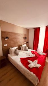 巴黎杰夫酒店的酒店客房,配有两张带红色窗帘的床
