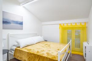 布雷西亚Cascina Conicchio - Metro Station - by Host4U的白色的房间,设有床和黄色的门