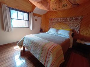 维奥康德马奥Casa Dell Angelo Apartamentos的一间卧室设有一张木天花板床。