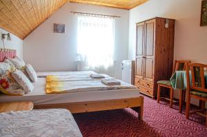 克韦什卡尔Bánóporta的一间卧室设有一张大床和一个窗户。