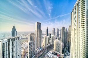 迪拜Downtown Luxury - Stunning Burj Khalifa & Sea View - 5 Minutes Walk to Dubai Mall的城市空中景观高楼