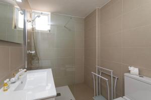 阿尔布费拉TAC - Fisherman's Beach Apartment的一间带水槽和淋浴的浴室