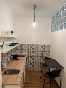 布达佩斯City Green Little Flat的厨房配有水槽和桌椅