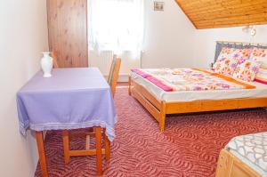 克韦什卡尔Bánóporta的一间卧室配有桌子、床和桌椅