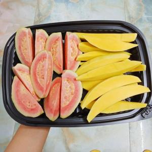 胡志明市Sea123的水果片和一捆香蕉的托盘