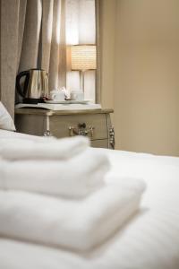 埃克塞特埃克斯特菲尔奥克豪斯旅馆的一间卧室配有一张床和一张带台灯的桌子