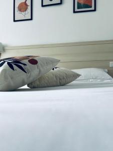 鲁昂Hotel centre Rouen的一张白色的床,上面有枕头