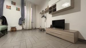 安科纳Ankon Apartment La Casa di Joye & Nemi的客厅配有梳妆台上的平面电视