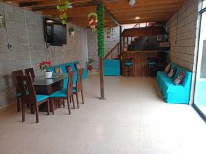 利马Villa Alfonso - Casa playa con piscina temperada的客厅配有桌椅和沙发