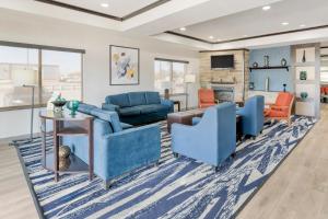 佩科斯佩科斯康福特套房酒店的客厅配有蓝色的家具和壁炉