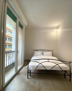 博洛尼亚Farolfi Apartments Galliera Rooms & Apartments的一张位于带大窗户的房间内的床铺