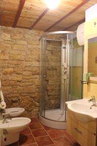 比谢列Case Vacanza ARCO SANT'ANTONIO的带淋浴、卫生间和盥洗盆的浴室
