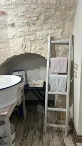 马丁纳弗兰卡La dimora di zio Nino的浴室设有水槽和架子旁边的梯子
