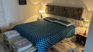 马丁纳弗兰卡La dimora di zio Nino的一间卧室配有一张大床和波卡圆点床单
