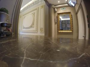 蒙得维的亚新阿拉佩酒店的走廊设有大理石地板和镜子