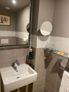 巴黎XO Hotel Paris的一间带水槽和镜子的浴室