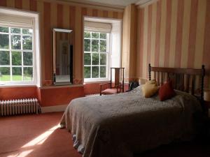 奥斯顿菲尔德斯丹斯霍普馆酒店的卧室配有床、镜子和窗户。
