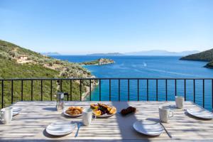 塞沃塔VILLAS MIRO - Luxury Villas with Direct Sea Access for 14 people的一张桌子,上面放着一盘食物,享有海景