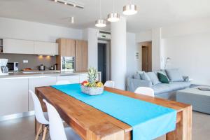 塞沃塔VILLAS MIRO - Luxury Villas with Direct Sea Access for 14 people的厨房以及带桌椅的起居室。