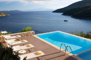塞沃塔Villa Kalamos - Modern Villa in Sivota Bay with Direct Access to Sea的享有水景的游泳池