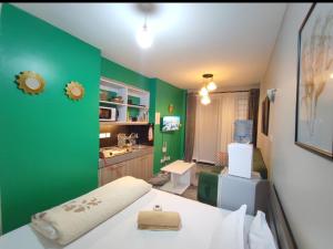 内罗毕Tsavo Royal Suburbs的绿色的客房设有床和水槽