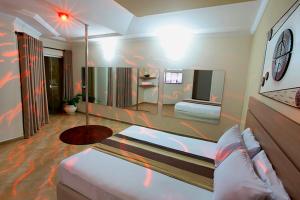 阿拉拉夸拉Motel Haraam的配有床和镜子的房间