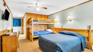 贝塞尔罗斯泰住宿加早餐旅馆 的一间卧室配有两张床和一张双层床。