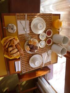 拉帕洛马Hotel Yeruti的一张桌子,上面放着食物和面包