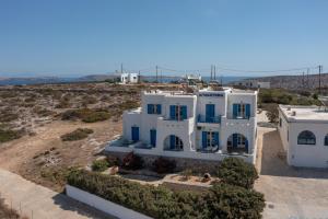 伊拉克利亚岛Agnantema的享有白色房屋的空中景致,设有蓝色窗户。