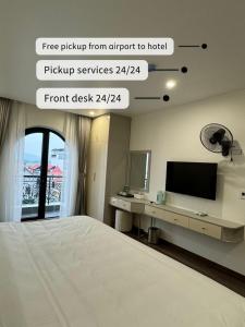 河内Grand Dragon Noi Bai Hotel的一间卧室配有一张床和一张书桌及电视