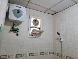 KituoniNICE APARTMENT的带淋浴的浴室、风扇和窗户