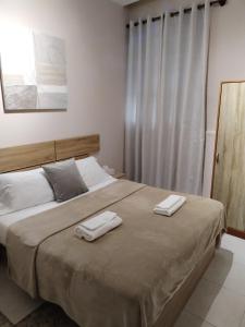 马尼塞斯Pensión A&E的一间卧室配有一张大床和两条毛巾