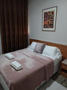 马尼塞斯Pensión A&E的一间卧室配有一张床,上面有两条毛巾