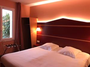 蒙马罗蒙特马罗尔快捷酒店 的卧室配有一张白色的床和黑色的墙壁