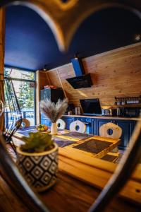 沃尔托普Black Chalet的享有带桌子和蓝色柜台的厨房的景色