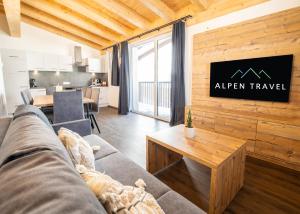 卡奇山口Haus Tauernblick Katschberg by AlpenTravel的客厅配有沙发和桌子