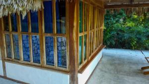 埃尔莱马特Posada del Cerro的房屋内带玻璃窗的房间