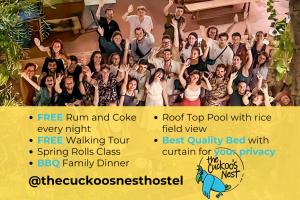 会安The Cuckoo's Nest Hostel and Bar managed by Hoianese的一群人摆出一张照片